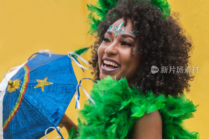 微笑的非洲妇女庆祝狂欢节在伯南布哥，巴西