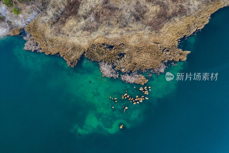 从空中俯瞰封闭的采石场湖