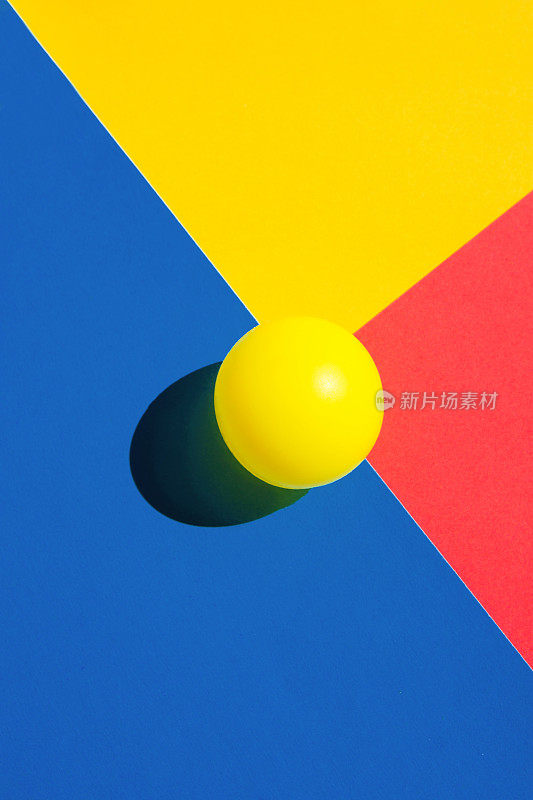 黄色网球上的蓝色红色的多边形形状元素。抽象彩色图形几何构成。商业创新科技现代艺术建筑理念。创意平铺复制空间