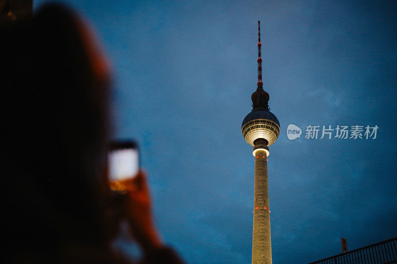 游客拍照的柏林Fernsehturm
