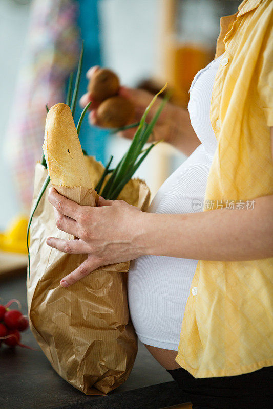 孕妇在打开食品杂货