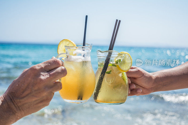 手里拿着两个鸡尾酒杯