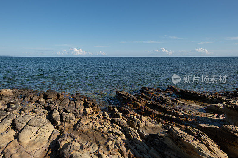 位于爱琴海的希腊岛屿的岩岸