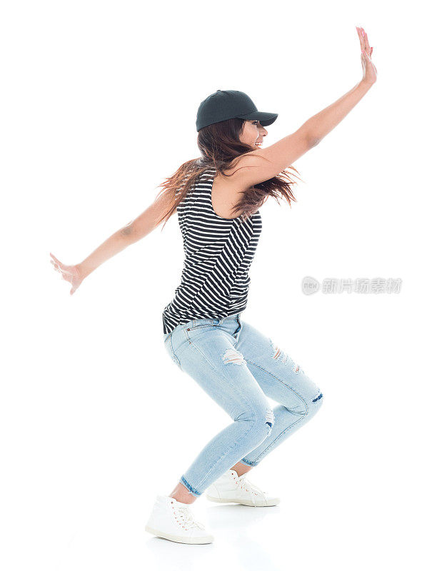 年轻的拉丁美洲女性正在侧着身子跳舞