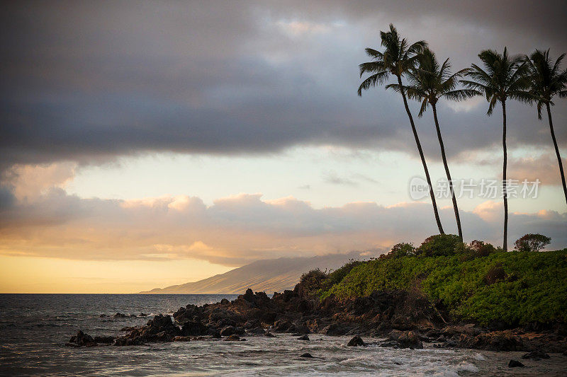 日落在波罗海滩，在Wailea，毛伊岛，夏威夷，与西毛伊山的观点