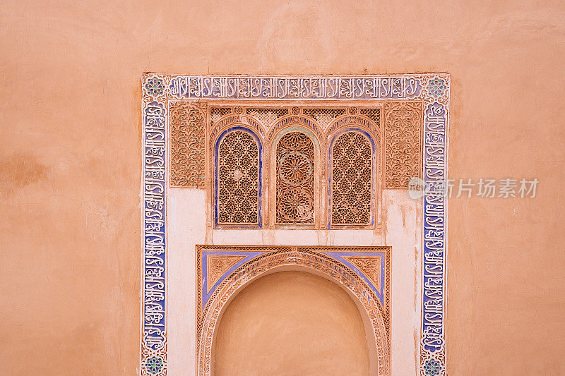 拱门入口装饰着传统的摩洛哥马赛克和阿拉伯语碑文。马拉喀什古城(麦地那)。