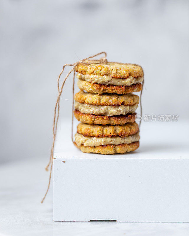 素食健康鹰嘴豆饼干在白色背景与复制空间