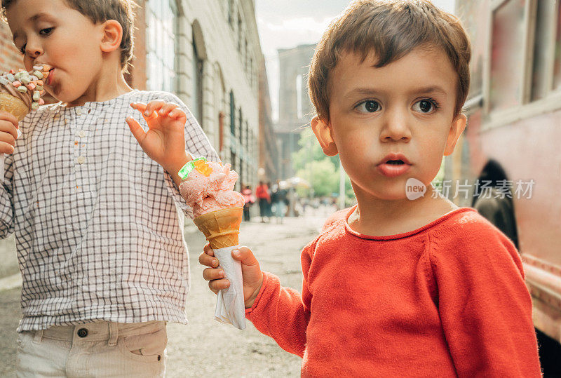 男孩们在布鲁克林吃冰淇淋，背景是布鲁克林大桥