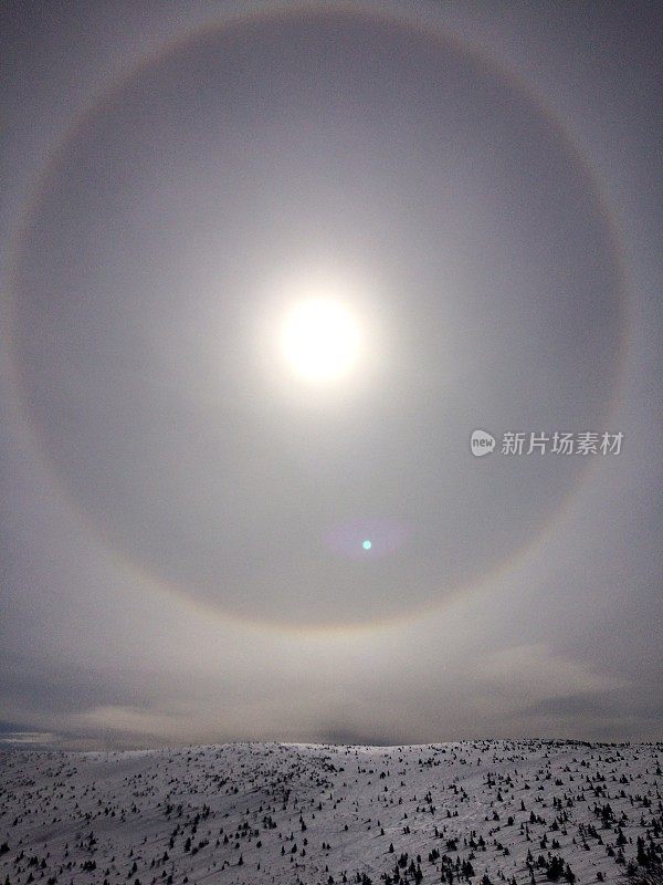 冬季仙境。的雪山风景。光环的太阳