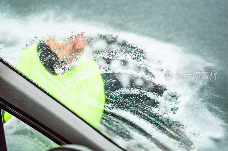 清理挡风玻璃上的积雪