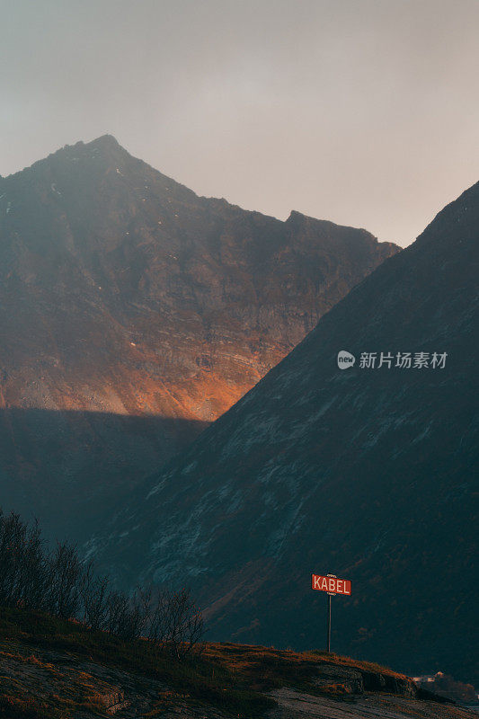 雄伟的高峰。夕阳山景观