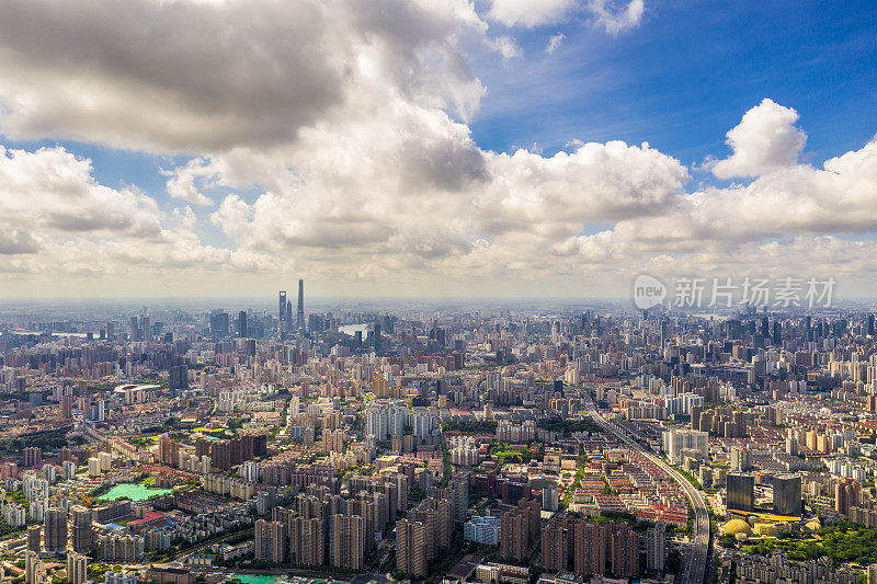全景上海天际线，无人机鸟瞰图。