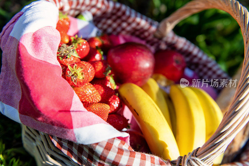 野餐篮和有机水果