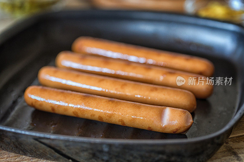 热狗香肠放在热烤盘里，在家做饭