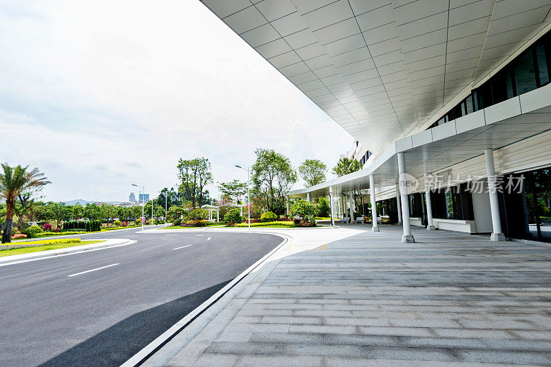 空的道路和医院大楼的正面