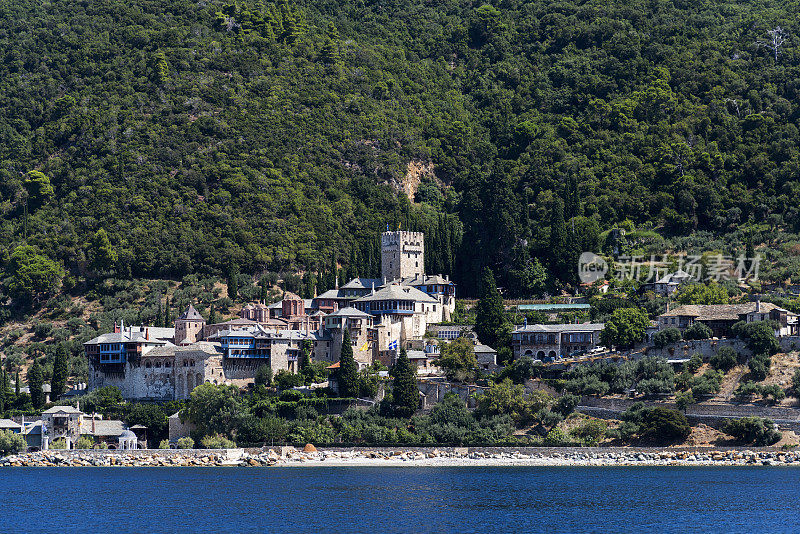 从希腊哈尔基迪基阿索斯的海上俯瞰多基亚里乌修道院