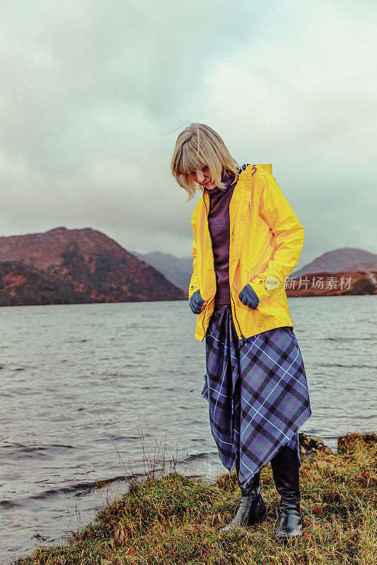 在苏格兰高地阿尔凯格湖散步的女人