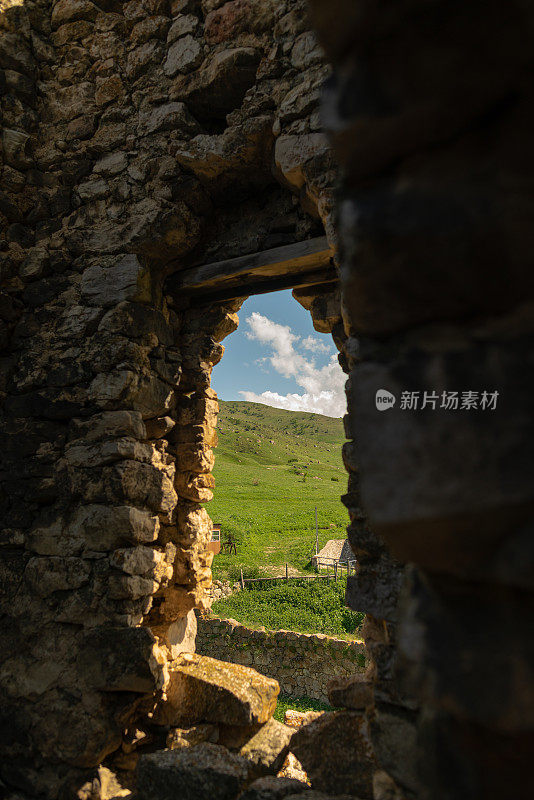 美丽的古老堡垒在北奥塞梯的山区。