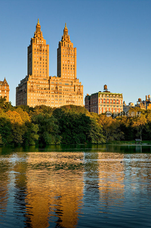 日出时分，在中央公园，湖对面的曼哈顿上西区大楼。秋天在曼哈顿，纽约市
