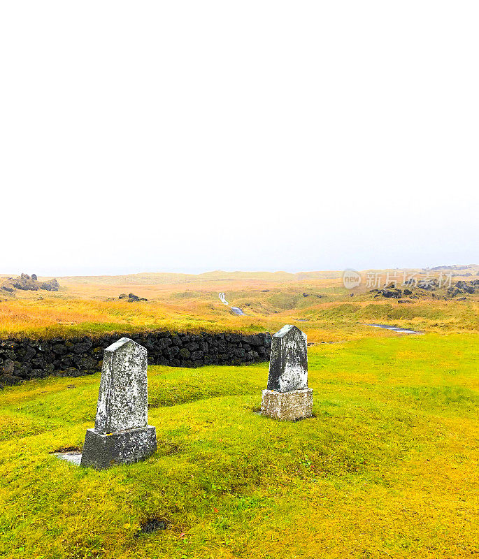 Búðir，冰岛:雨中的黑色教堂墓地(Búðakirkja)