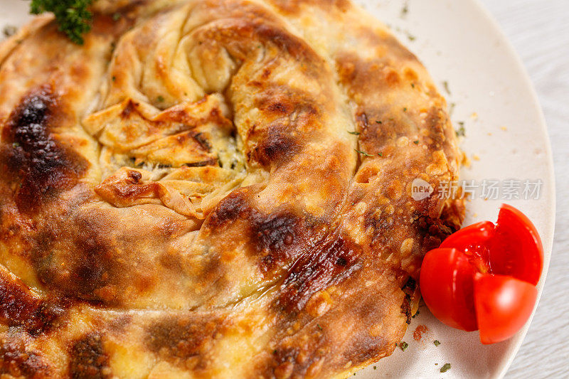 自制希腊派配菠菜和奶酪