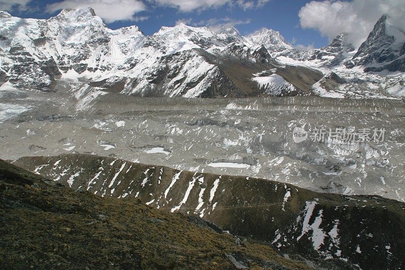 珠穆朗玛峰，Lhotse和Ngozumpa冰川从Gokyo山谷