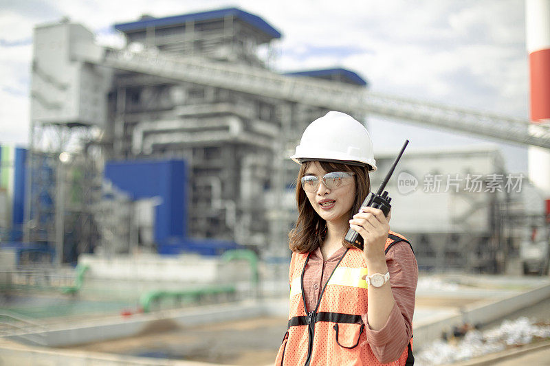 女工程师在建设项目中视察
