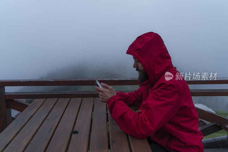 红色雨衣的人