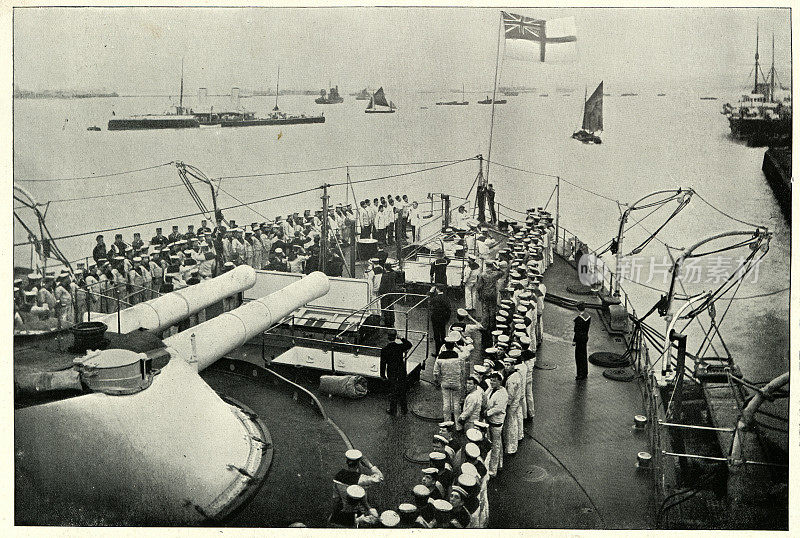 19世纪90年代，在皇家海军雄伟号战舰上升起国旗
