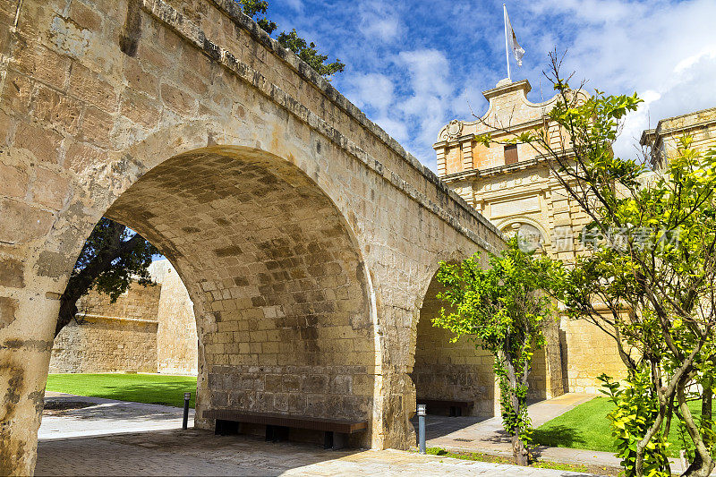 带有石桥和护城河的历史性大门，马耳他姆迪那