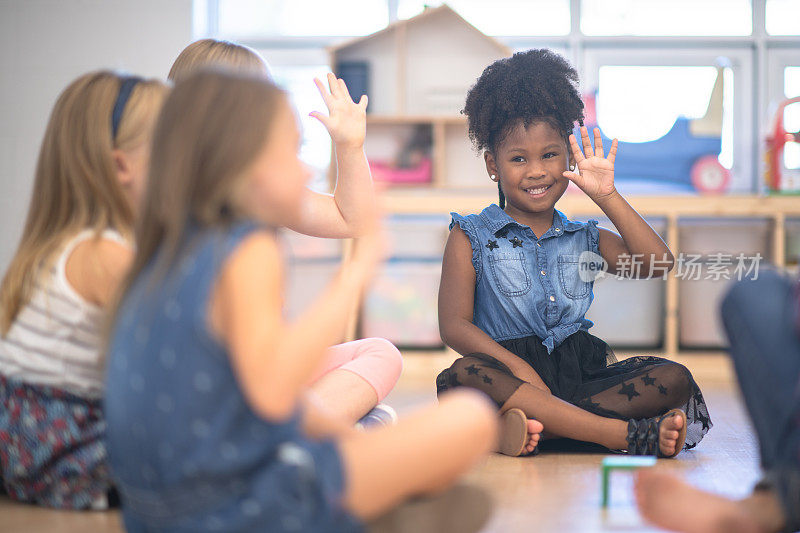 幼儿园班级在圆时提问库存照片