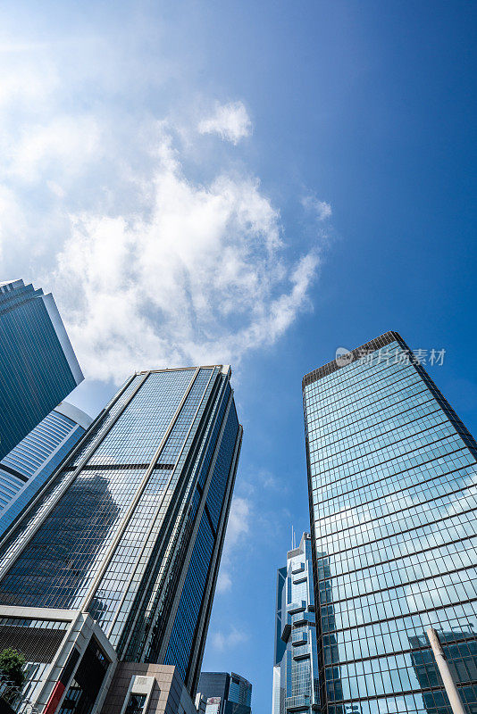 就在香港市中心现代金融摩天大楼的正下方