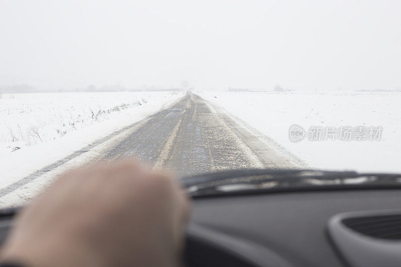 在下雪的冬天开车旅行。司机的个人观点。