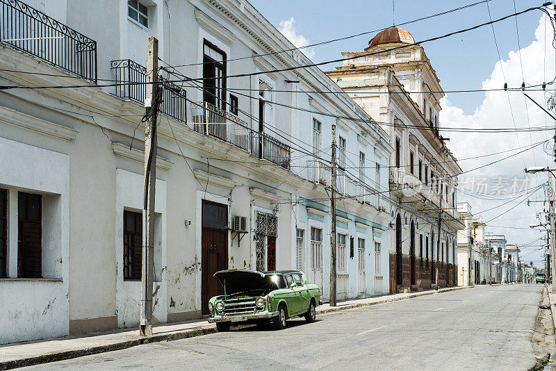 古巴，典型的西恩富戈斯老爷车街景