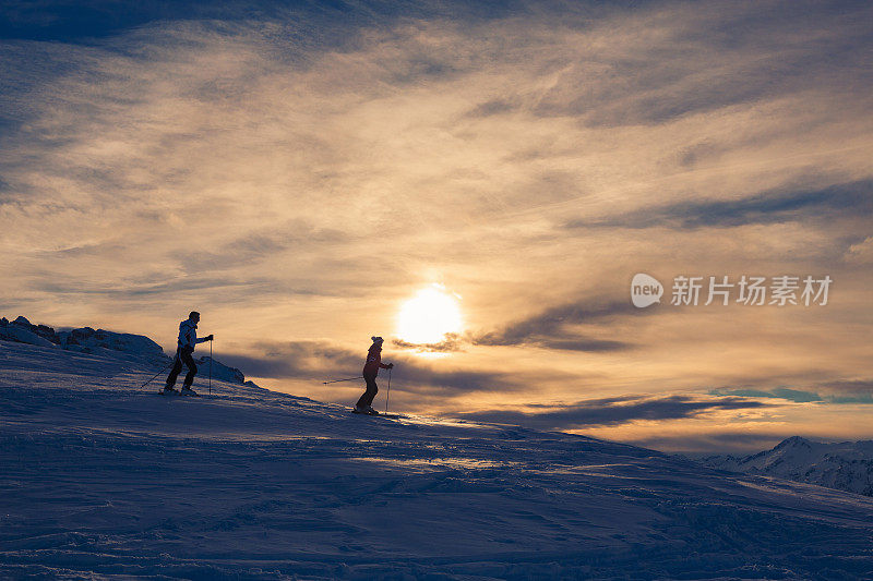 业余冬季运动高山滑雪。朋友女人和男人滑雪者享受在阳光明媚的滑雪场。高山雪景。阿尔卑斯山，欧洲，意大利。