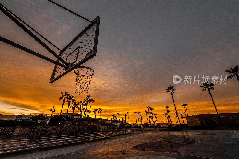 加州洛杉矶威尼斯海滩的篮球场，黄金时间