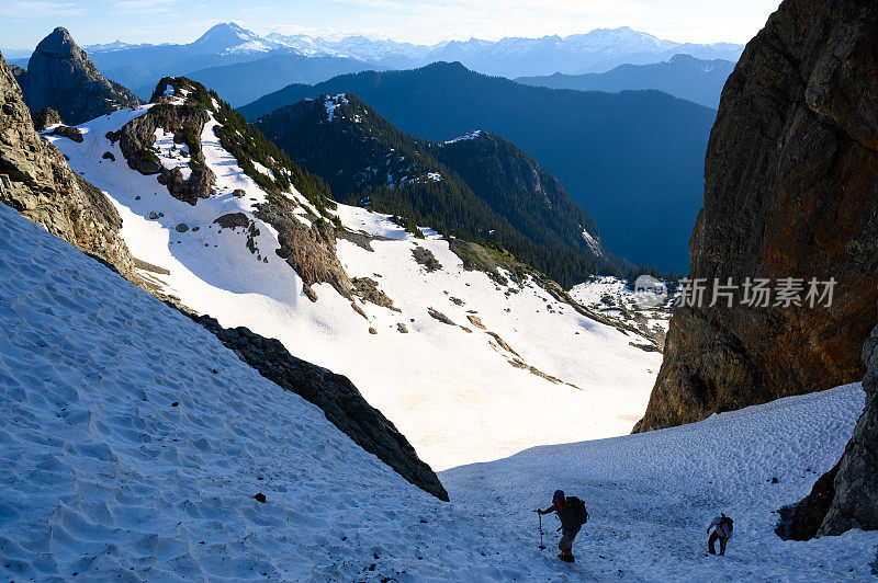 夏天登山运动员在雪地里登山