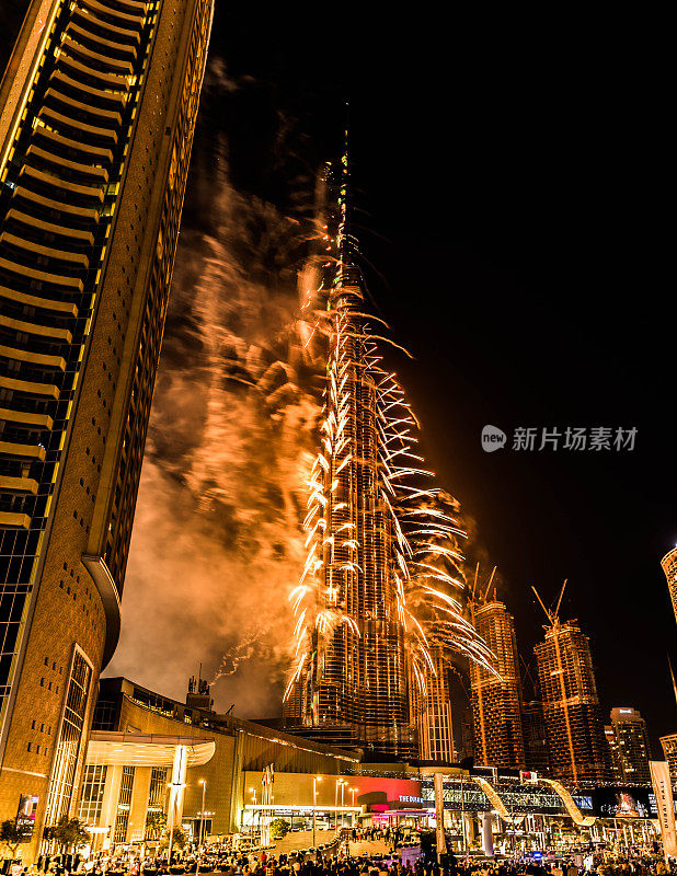 在阿联酋迪拜庆祝新年的节日上，五颜六色的烟花在迪拜哈利法塔的夜空中爆炸