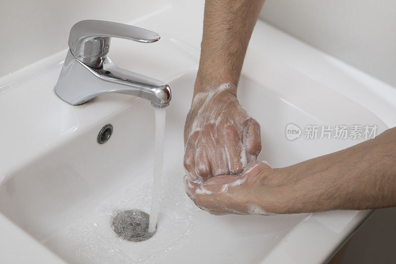 男人洗手