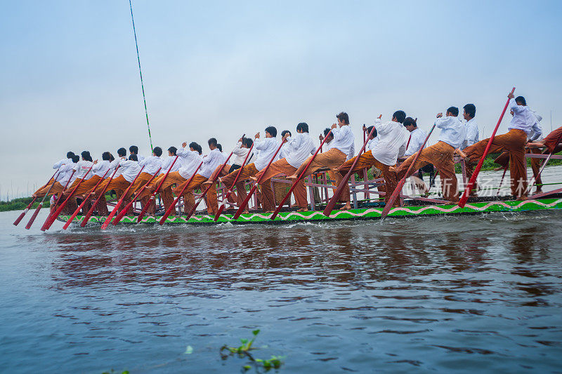 缅甸旅游图片龙舟比赛在范杜乌节。茵莱湖