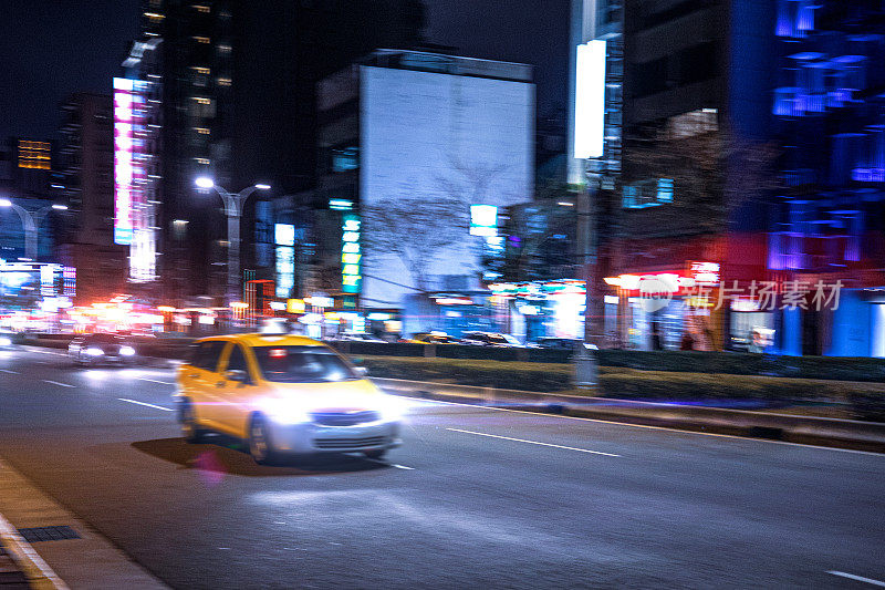 晚上乘坐出租车