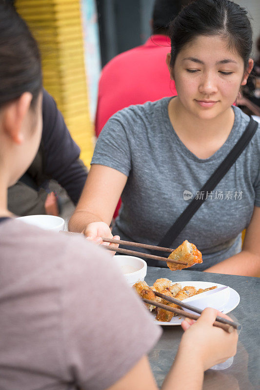 多民族姐妹共享春卷，越南河内