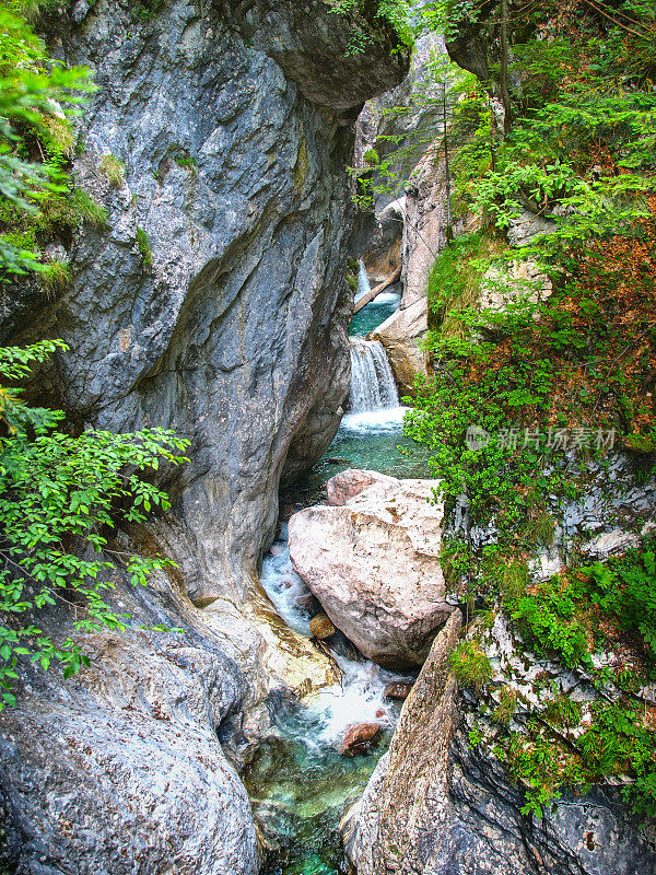 阿尔卑斯峡谷的瀑布