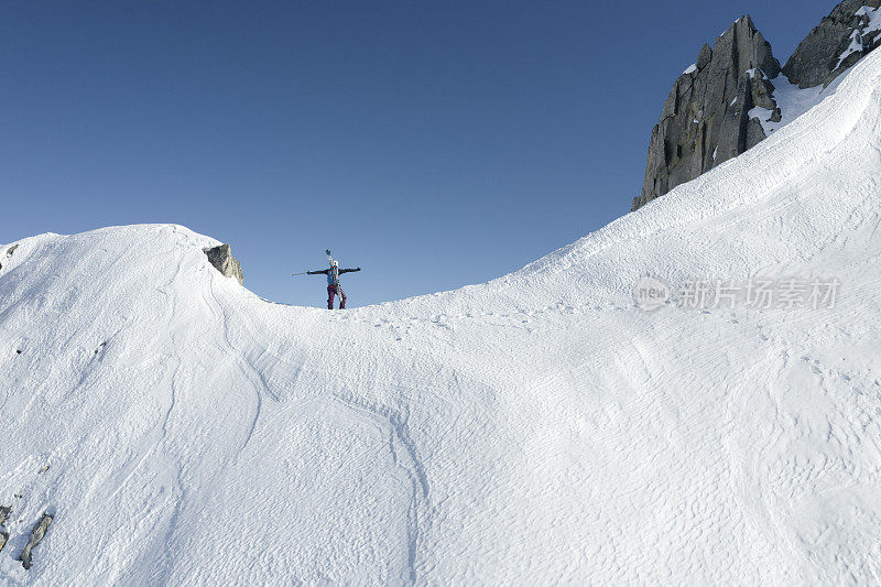 滑雪登山者从冰川飞檐上欣赏风景