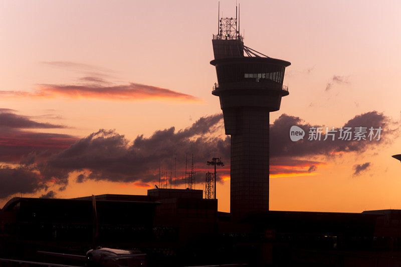 土耳其伊斯坦布尔阿塔图尔克机场关闭的空中交通管制塔