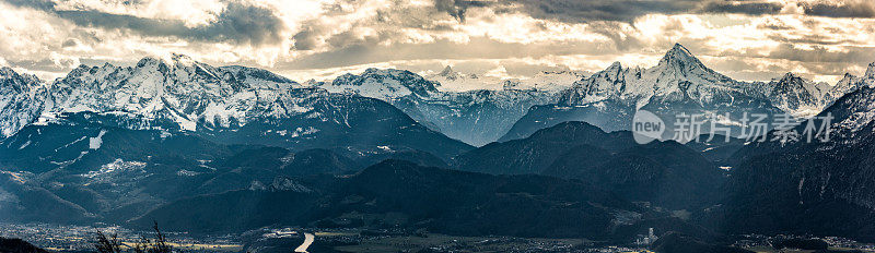 从盖斯堡山顶拍摄的美丽的山脉全景。