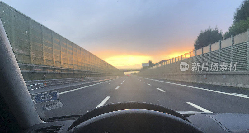 方向盘和前方道路的细节