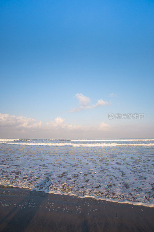 日落附近著名的旅游地标巴厘岛-宽角的热带海滩海景日落在巴厘岛，印度尼西亚的热带自然景观，巴厘岛。