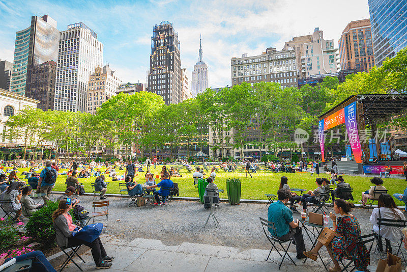 纽约市的布赖恩特公园是一个伸展和放松的好地方