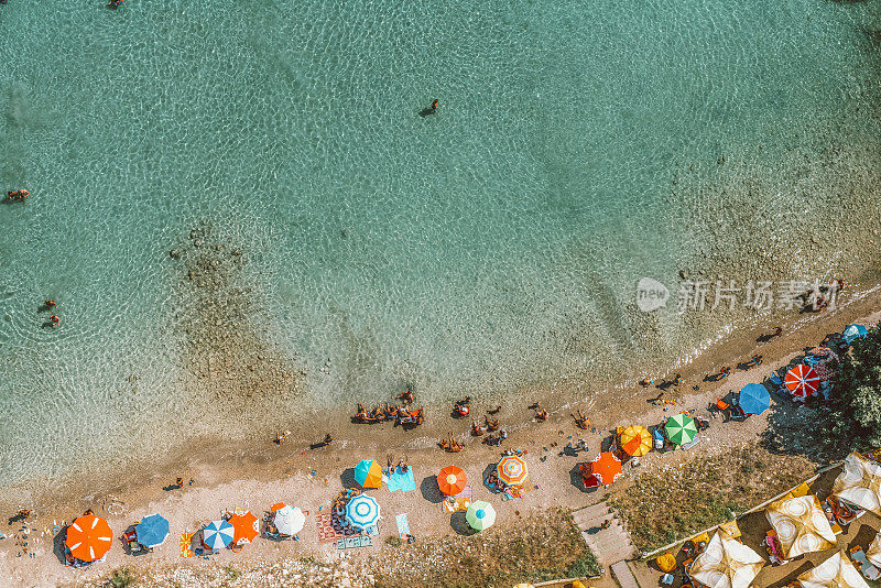 从空中看海滩人群